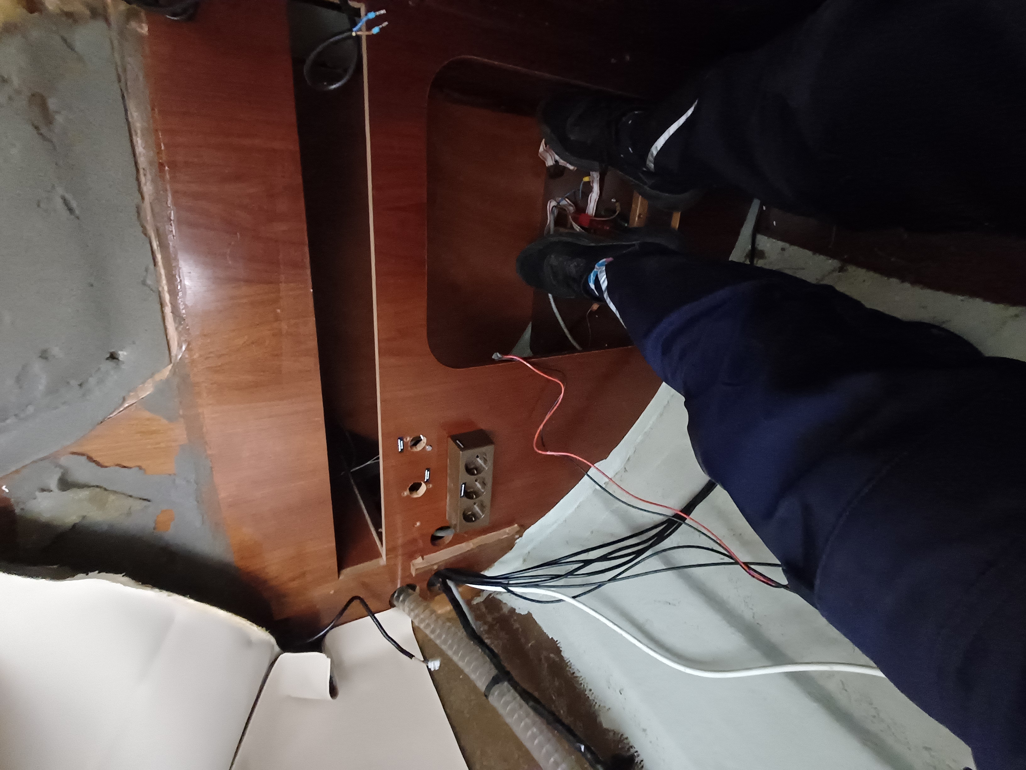 Holzverkleidung und Kartentisch entfernt